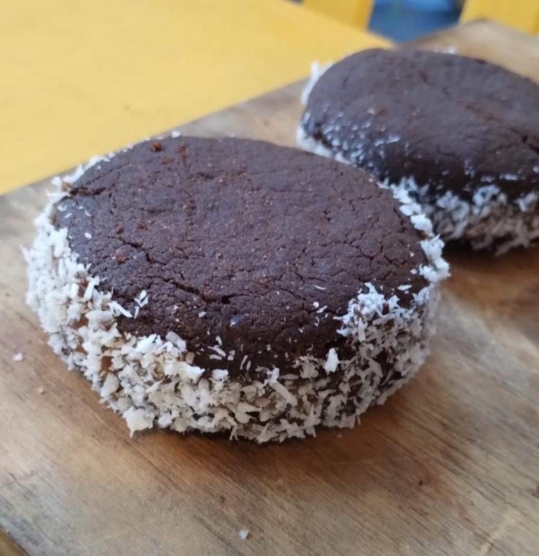 Alfajor sin tacc de Algarroba y Dulce de leche x1